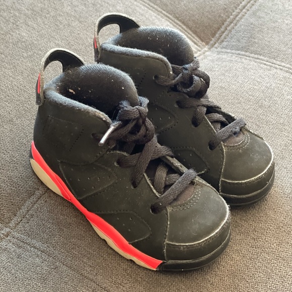 Girls Nike Jordan’s - Picture 3 of 9